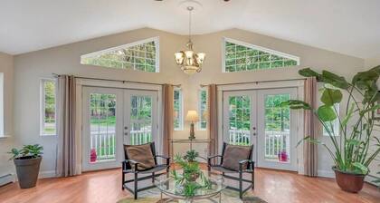 Huge house with Game Room, Hot Tub, 3 living rooms, 2 bonus rooms, top location