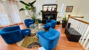 Una televisión, una chimenea, un futbolín, una mesa de tenis de mesa
