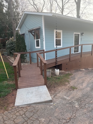 Savvy Street Retreat- Cozy Lakefront Escape