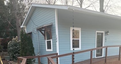 Savvy Street Retreat- Cozy Lakefront Escape