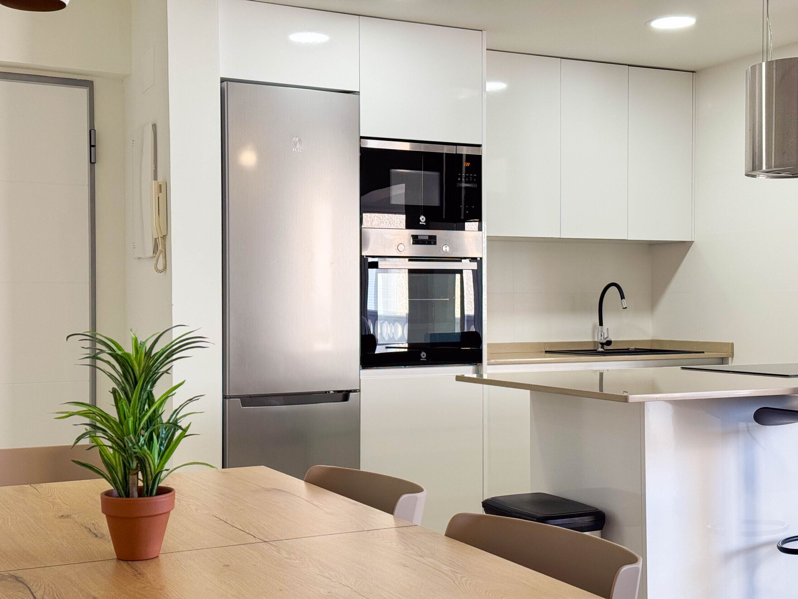 Kjøleskap, mikrobølgeovn, ovn og oppvaskmaskin