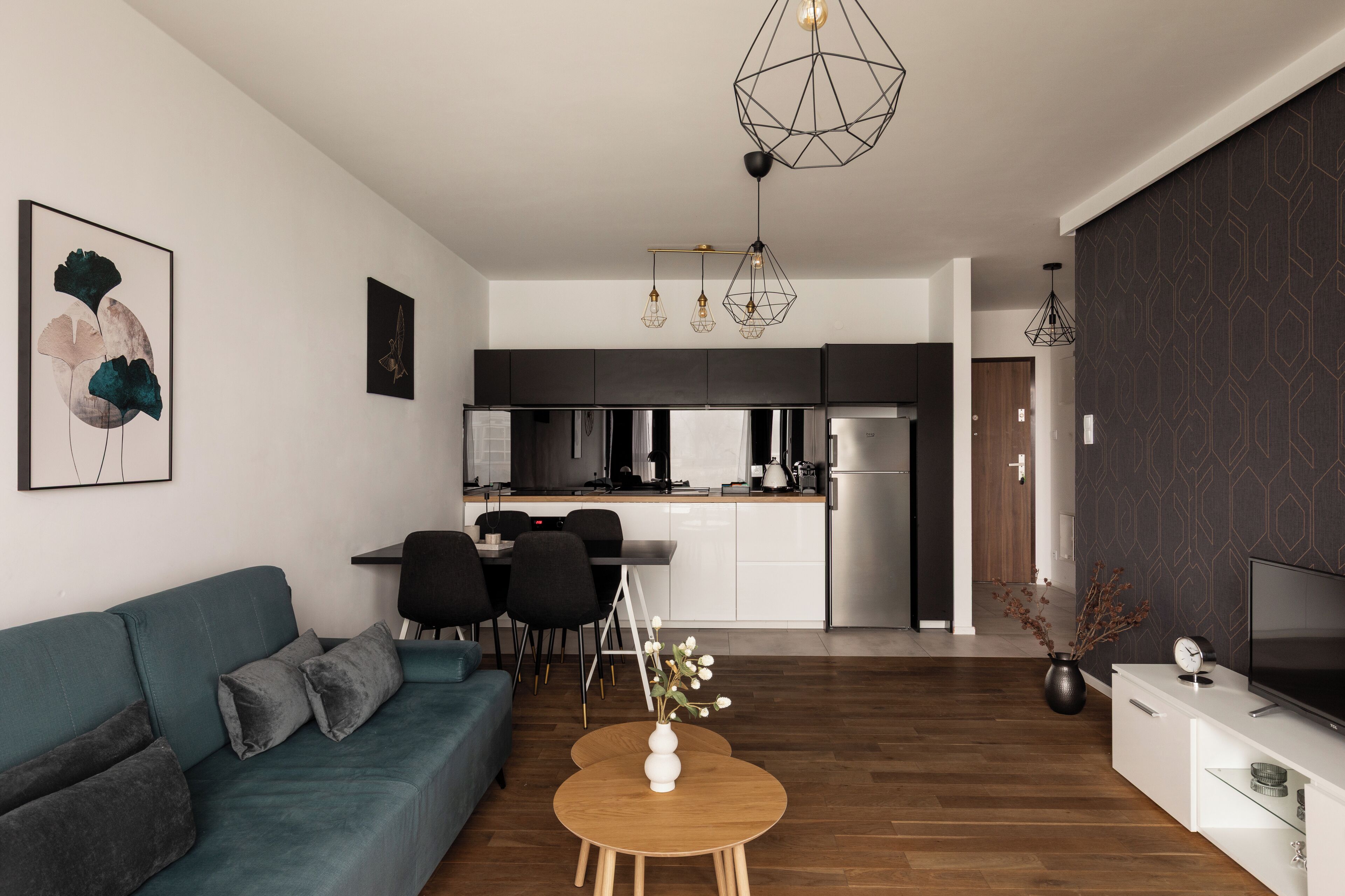 Apartamento superior, balcón, vistas al río | Zona de estar | Una televisión de pantalla plana