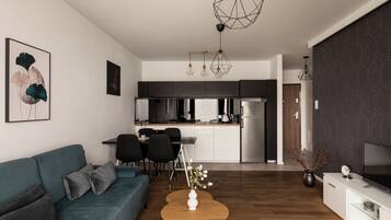 Apartamento superior, balcón, vistas al río | Zona de estar | Una televisión de pantalla plana