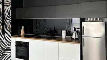 Leilighet – superior, balkong, elveutsikt | Eget tekjøkken | Kjøleskap, kokeplater, oppvaskmaskin og kaffetrakter/tekoker