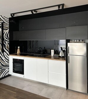 Apartamento superior, balcón, vistas al río | Cocina básica privada | Frigorífico, placa de cocina, lavavajillas y cafetera o tetera