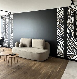 Apartamento superior, balcón, vistas al río | Decoración individual y mobiliario individual