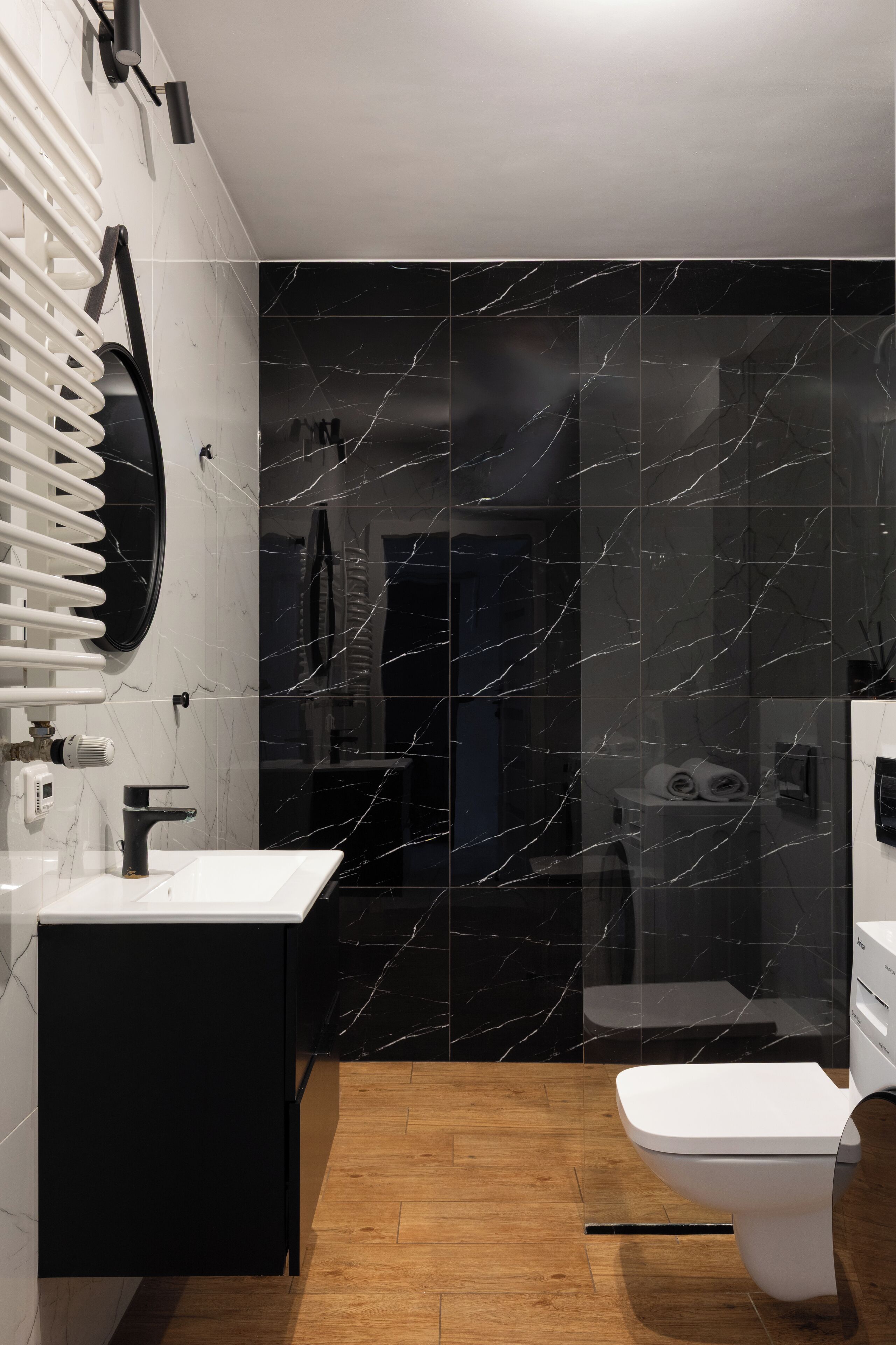 Superior-Apartment, Balkon, Flussblick | Badezimmer | Kostenlose Toilettenartikel, Haartrockner, Handtücher, Seife