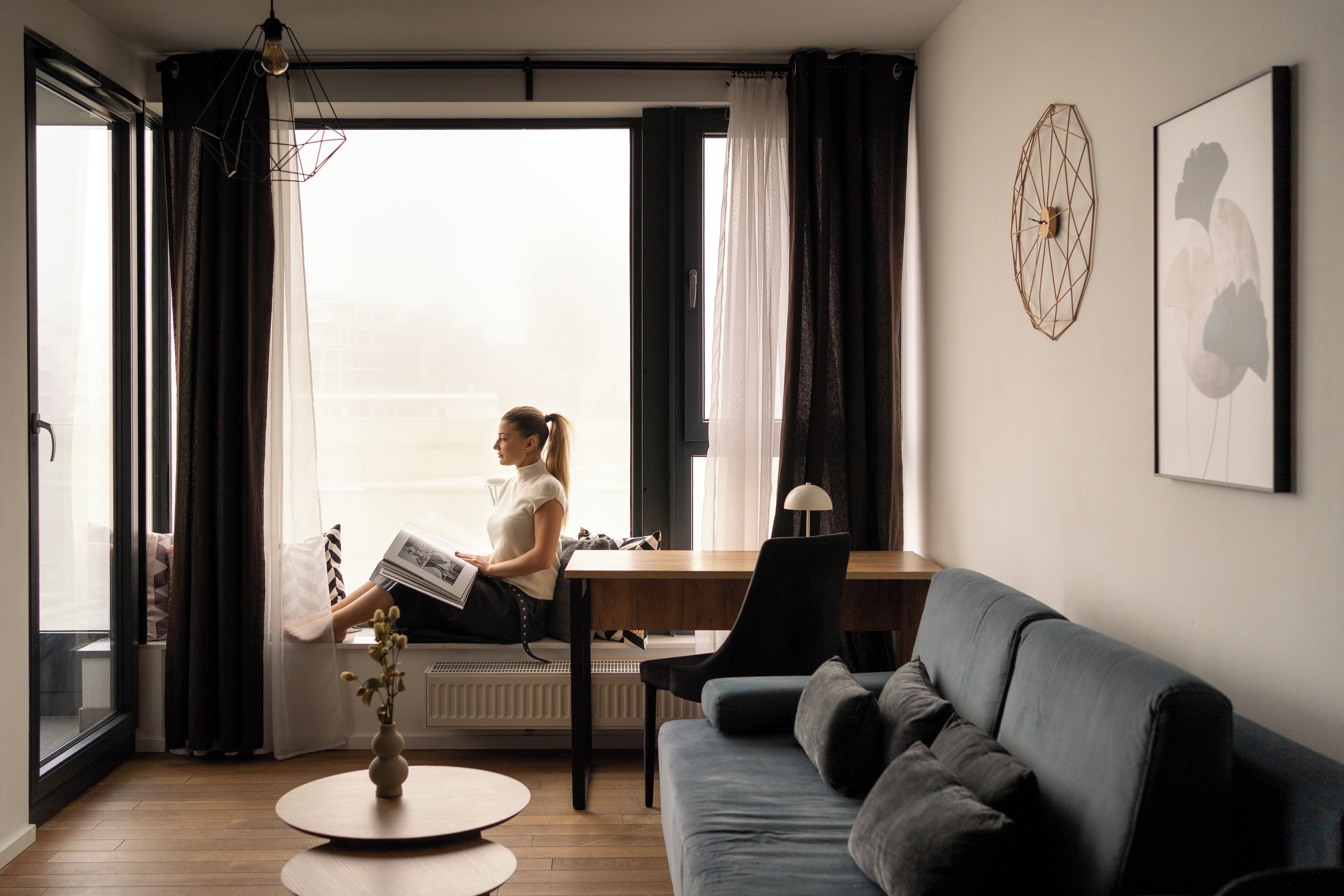 Leilighet – superior, balkong, elveutsikt | Oppholdsområde | Flatskjerm-TV