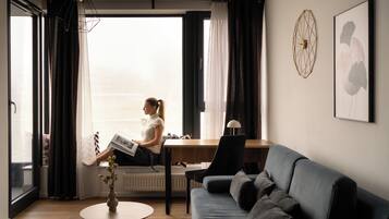 Apartamento superior, balcón, vistas al río | Zona de estar | Una televisión de pantalla plana