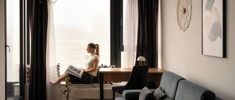 Leilighet – superior, balkong, elveutsikt | Oppholdsområde | Flatskjerm-TV