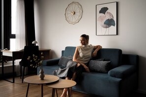 Apartamento superior, balcón, vistas al río | Zona de estar | Una televisión de pantalla plana