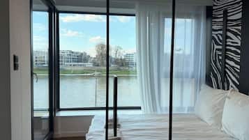 Leilighet – superior, balkong, elveutsikt | Individuelt dekorert, individuelt innredet og strykejern/-brett