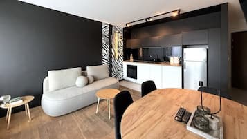 Leilighet – superior, balkong, elveutsikt | Individuelt dekorert, individuelt innredet og strykejern/-brett