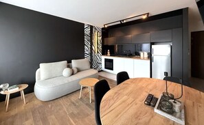 Apartamento superior, balcón, vistas al río | Decoración individual y mobiliario individual