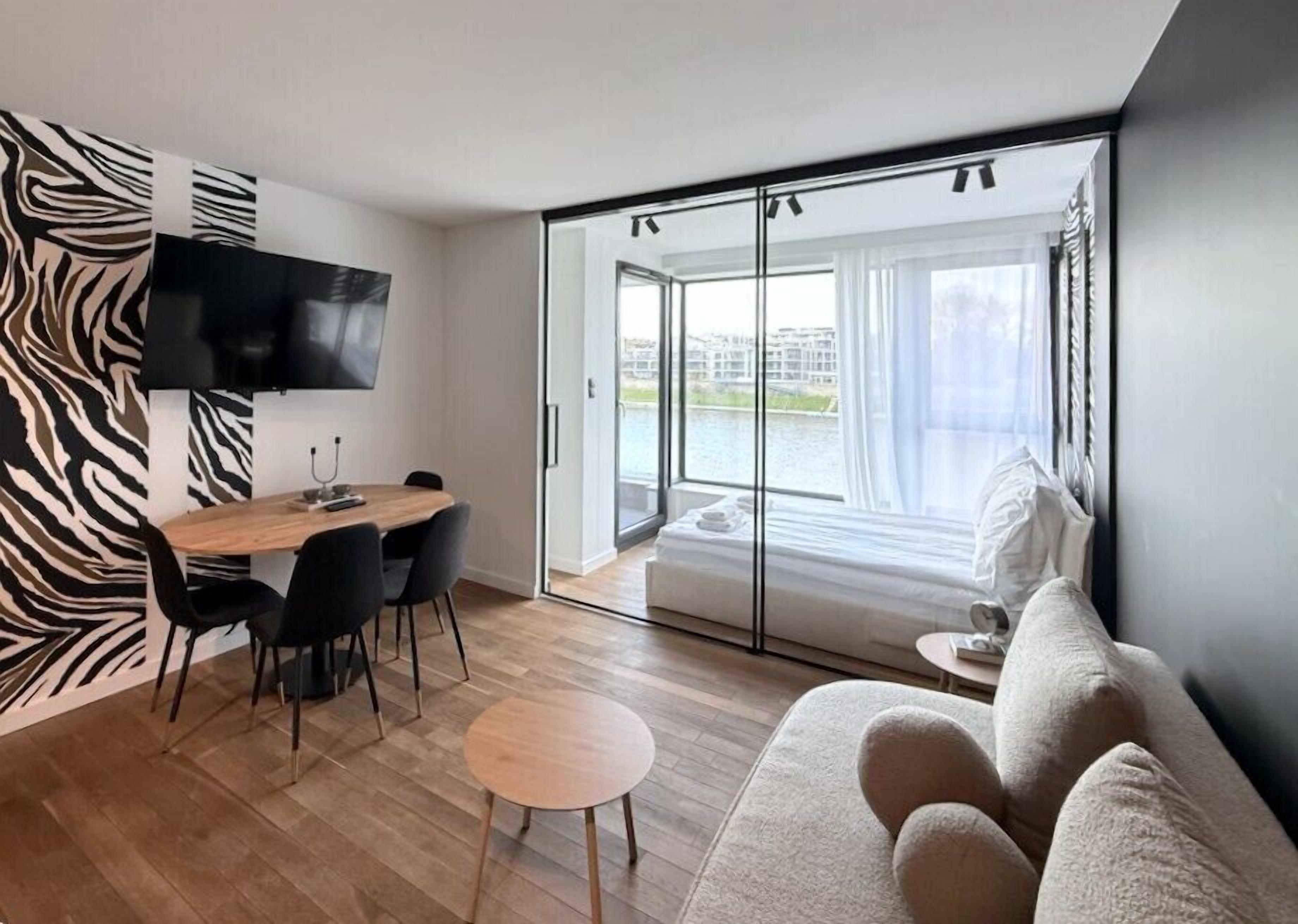 ซูพีเรียอพาร์ทเมนท์, ระเบียง, วิวแม่น้ำ | ห้องพักตกแต่งอย่างมีเอกลักษณ์, ตกแต่งพิเศษโดยเฉพาะ, เตารีด/โต๊ะรีดผ้า