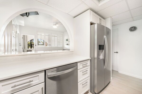 Interior - Elegant Island Studio - Walk to Seven Mile Beach (West Bay)