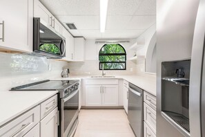 Fridge, microwave, oven, stovetop - Elegant Island Studio - Walk to Seven Mile Beach (West Bay)
