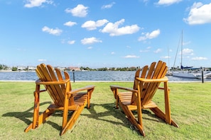 Property grounds - Elegant Island Studio - Walk to Seven Mile Beach (West Bay)