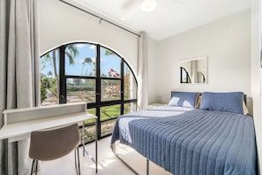 1 bedroom, desk, iron/ironing board, travel cot - Elegant Island Studio - Walk to Seven Mile Beach (West Bay)
