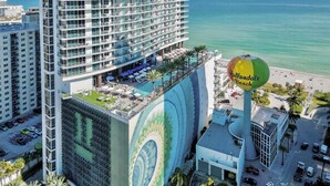 Ein Hochhaus-Hotel mit zahlreichen Balkonen mit Blick auf einen Strand.
