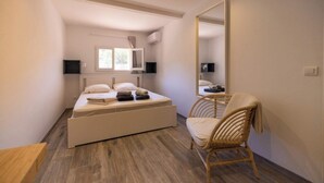 A bedroom with a bed, a chair, a mirror, and a window. - Pinot - Domaine de la Navicelle (Le Pradet)