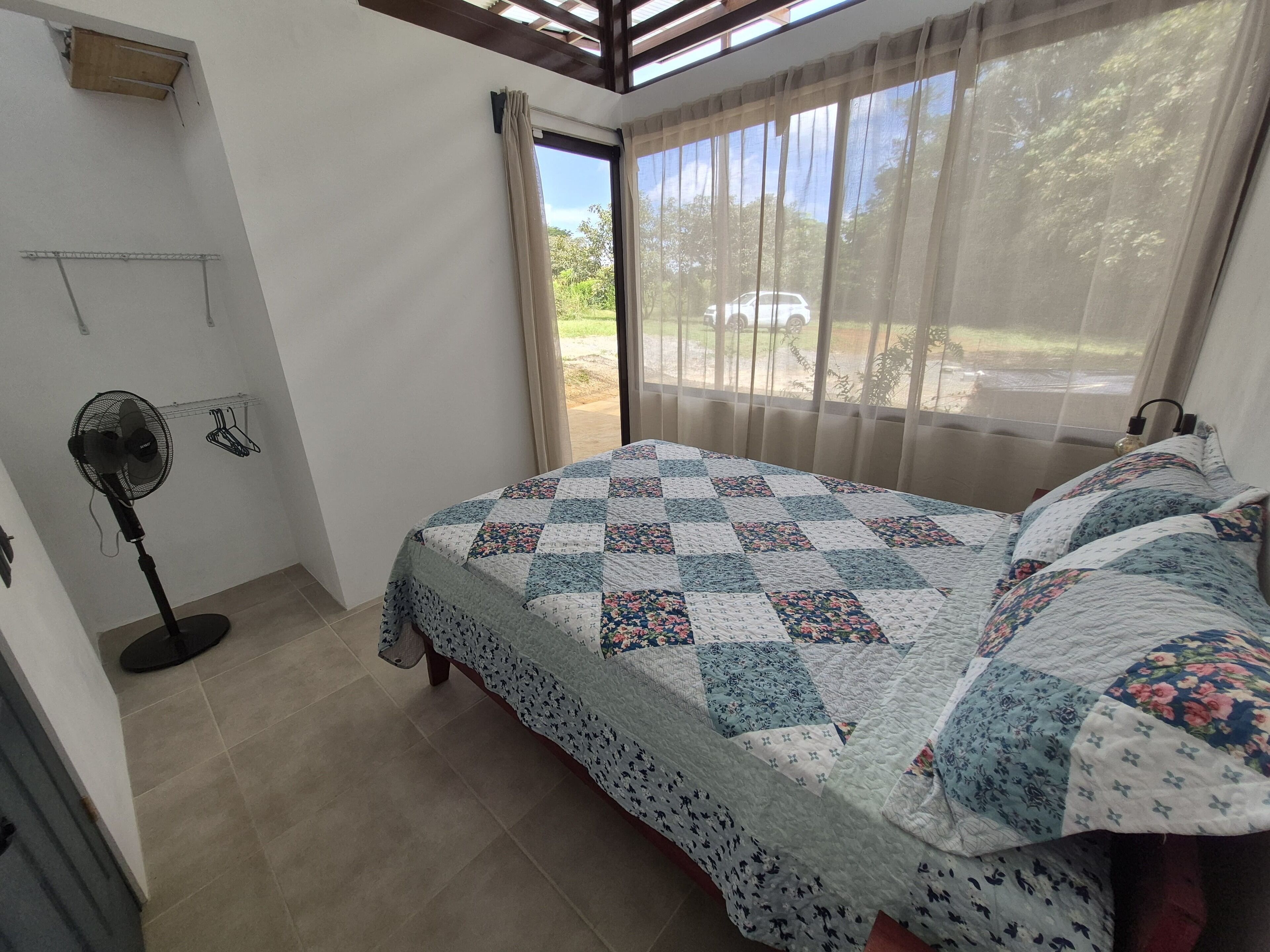 Planxa i posts de planxar, wifi i roba de llit 