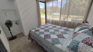 Planxa i posts de planxar, wifi i roba de llit