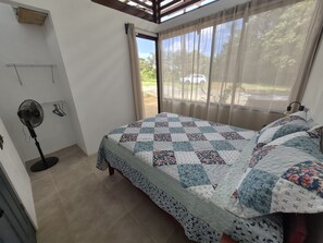 Tabla de planchar con plancha, wifi, ropa de cama