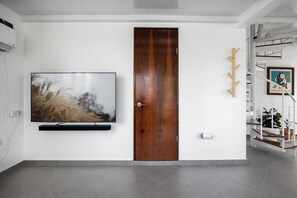 32-inch Smart TV with digital channels - Casa Brisa by Otium (Aguada)