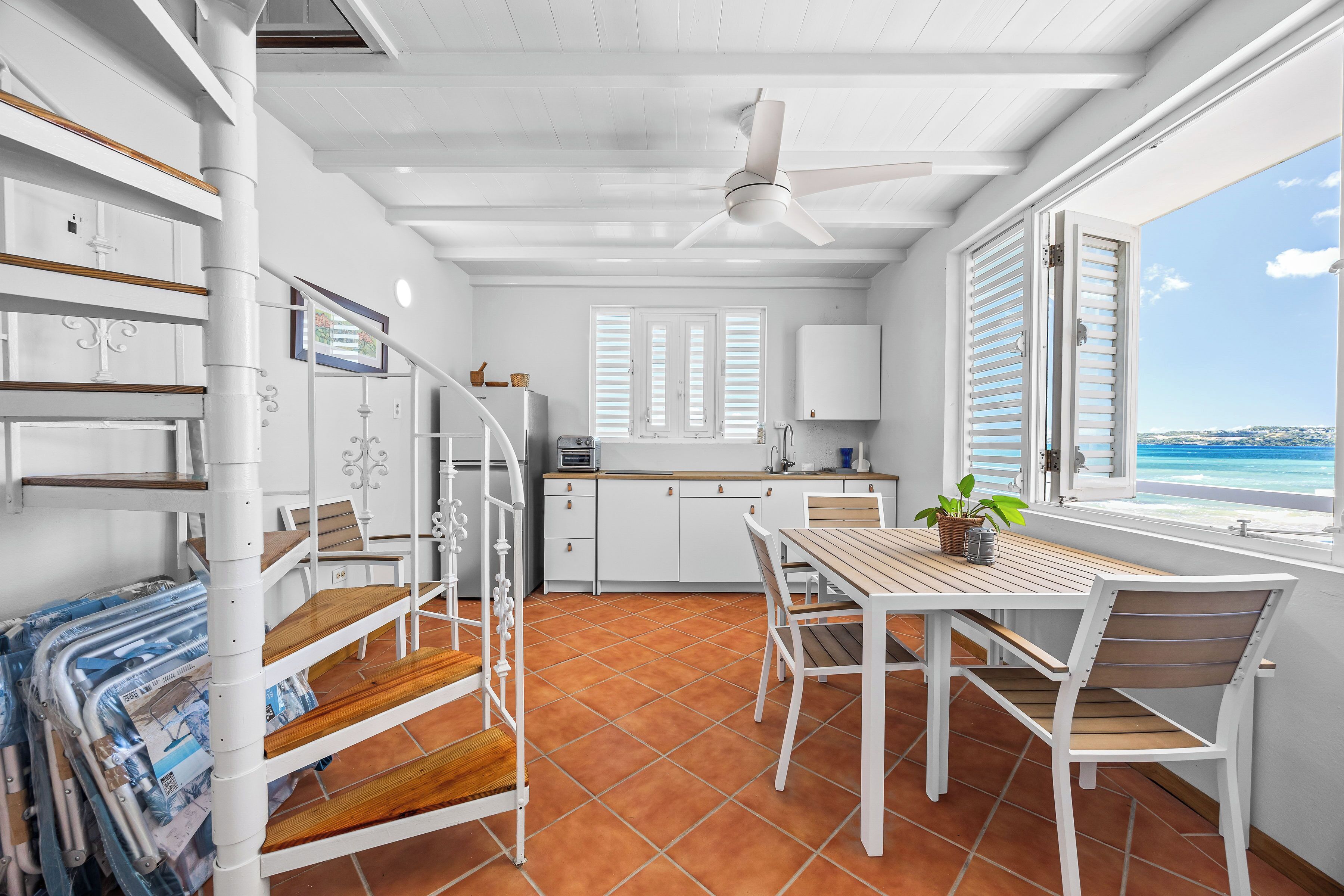 高级公寓 | 起居区 | 32-英寸智能电视（配备数码频道）