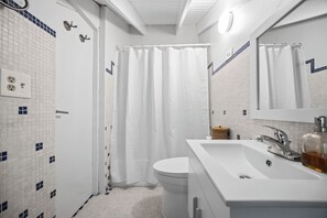 Shower, free toiletries, hair dryer, towels - Casa Brisa by Otium (Aguada)