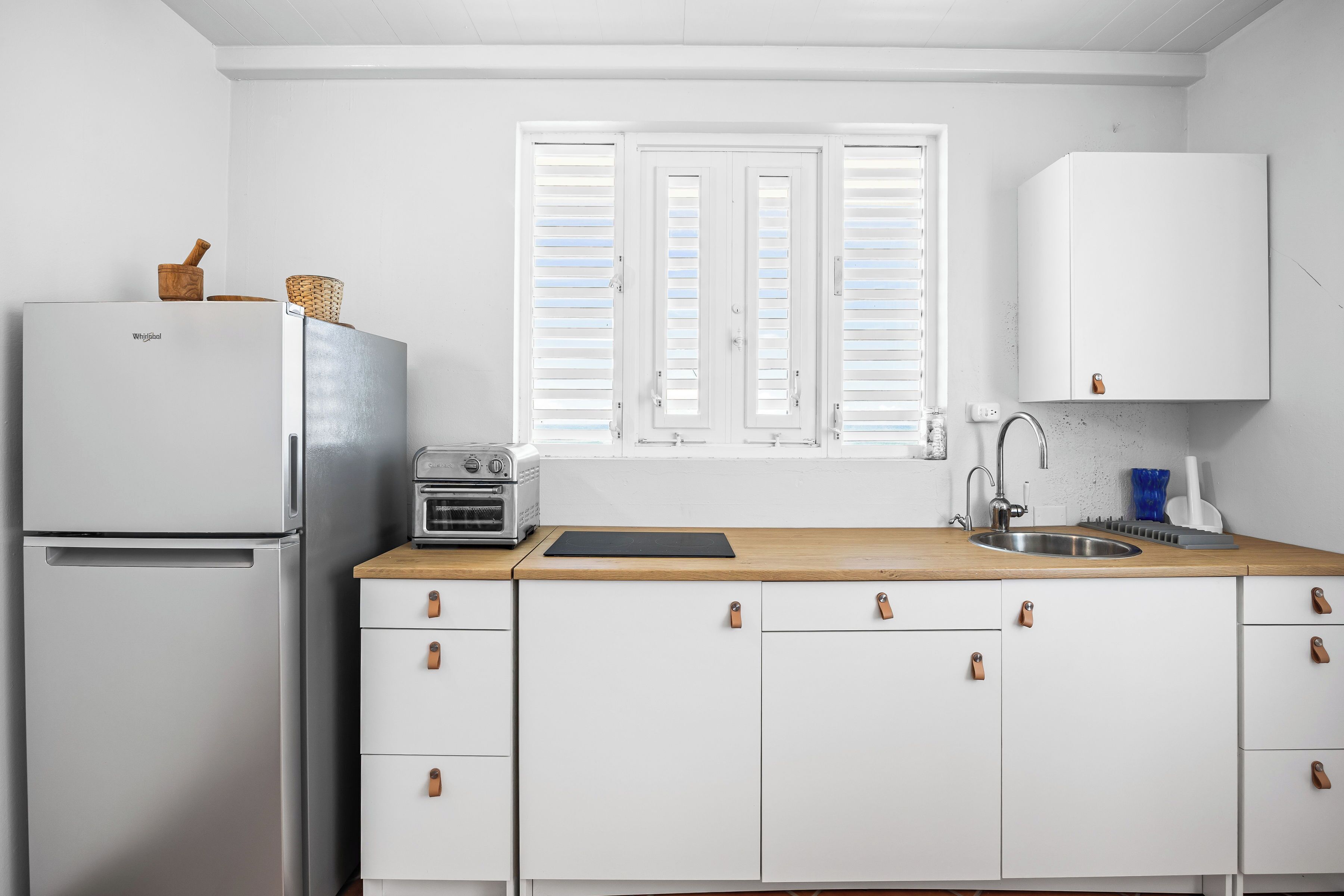 Superior Apartment | Private kitchen | Fridge, stovetop, cookware/dishes/utensils