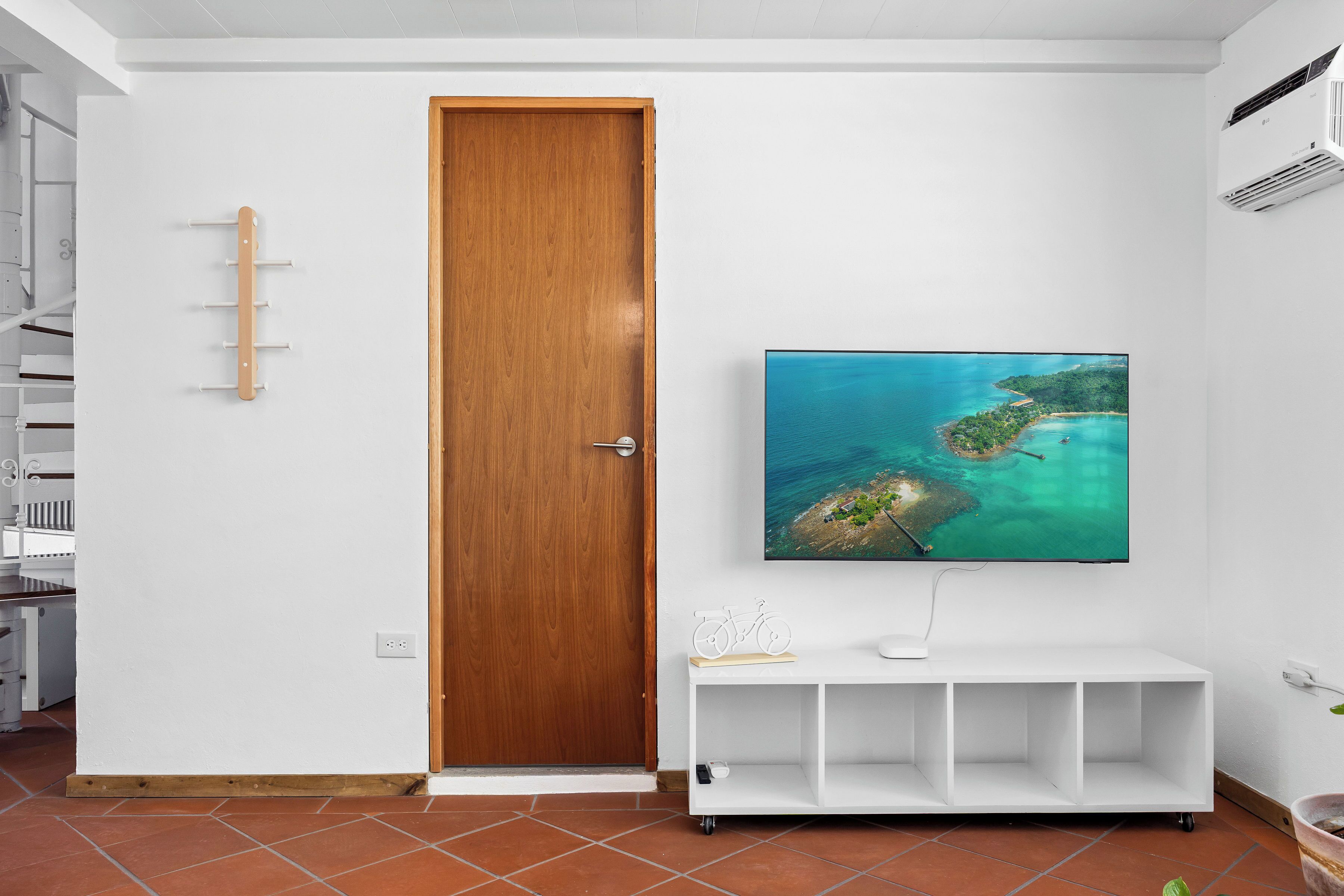 标准公寓 | 起居区 | 32-英寸智能电视（配备数码频道）