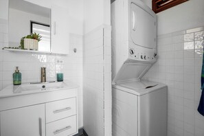 Shower, free toiletries, hair dryer, towels - Casa Brisa by Otium (Aguada)