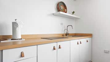 Apartamento, 4 habitaciones | Cocina privada | Frigorífico, placa de cocina y utensilios de cocina