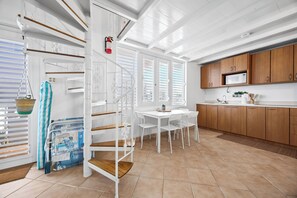 Apartamento estándar | Cocina privada | Frigorífico, placa de cocina y utensilios de cocina