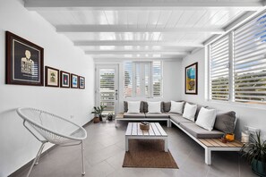 Standard Apartment | Living area | 32-inch Smart TV with digital channels - Casa Brisa by Otium (Aguada)