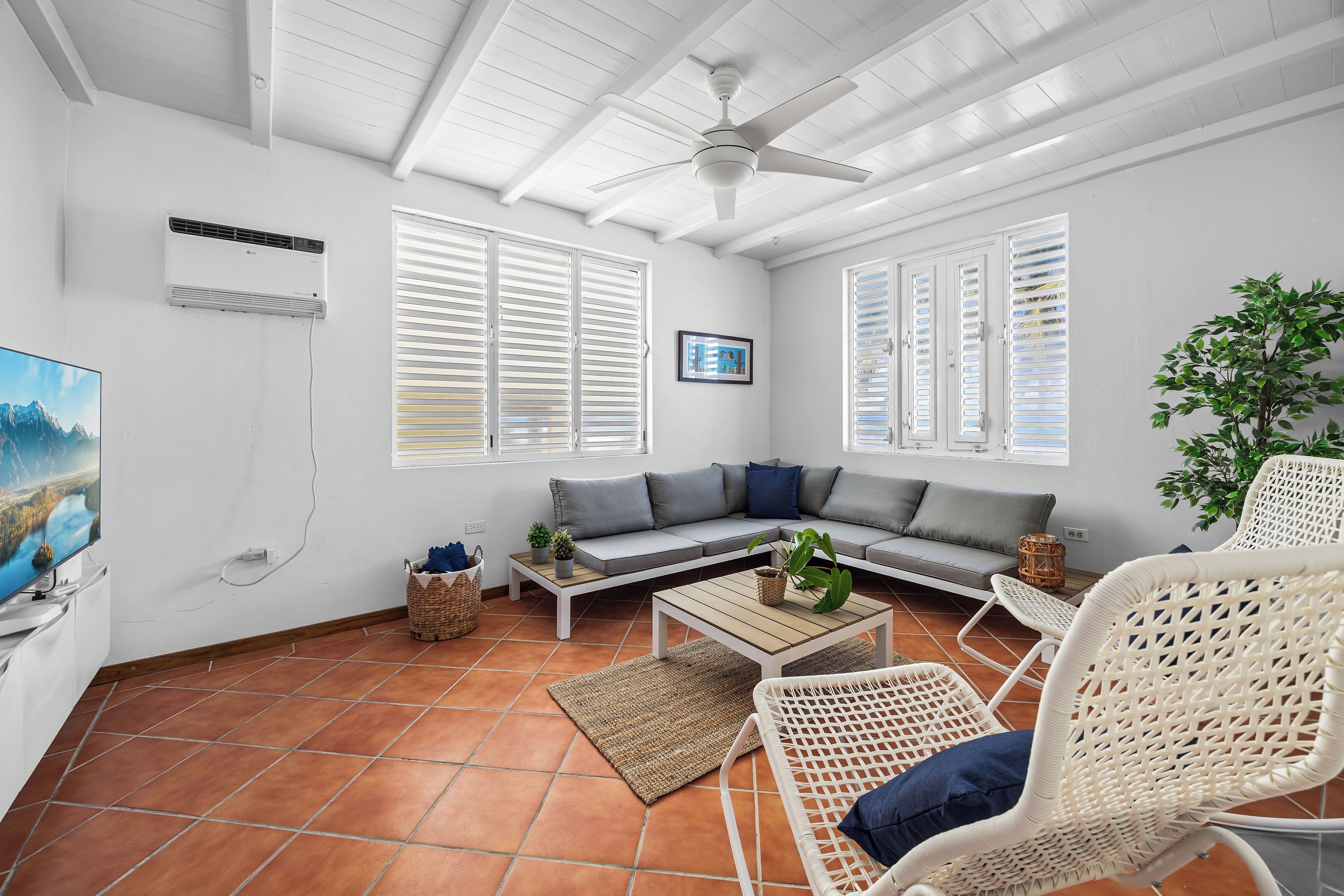 高级公寓 | 起居区 | 32-英寸智能电视（配备数码频道）