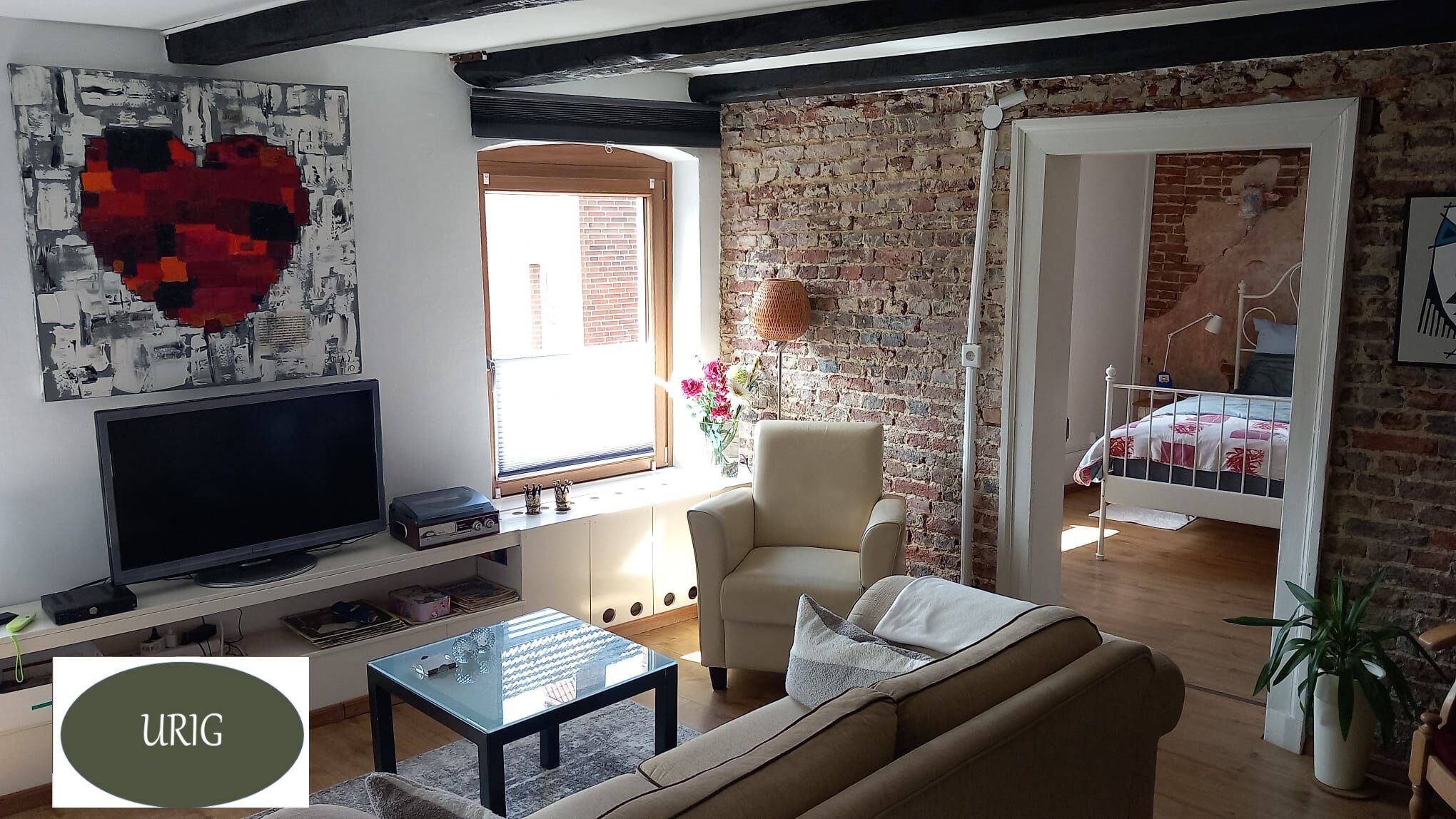 Una Smart TV, libros, un reproductor estéreo