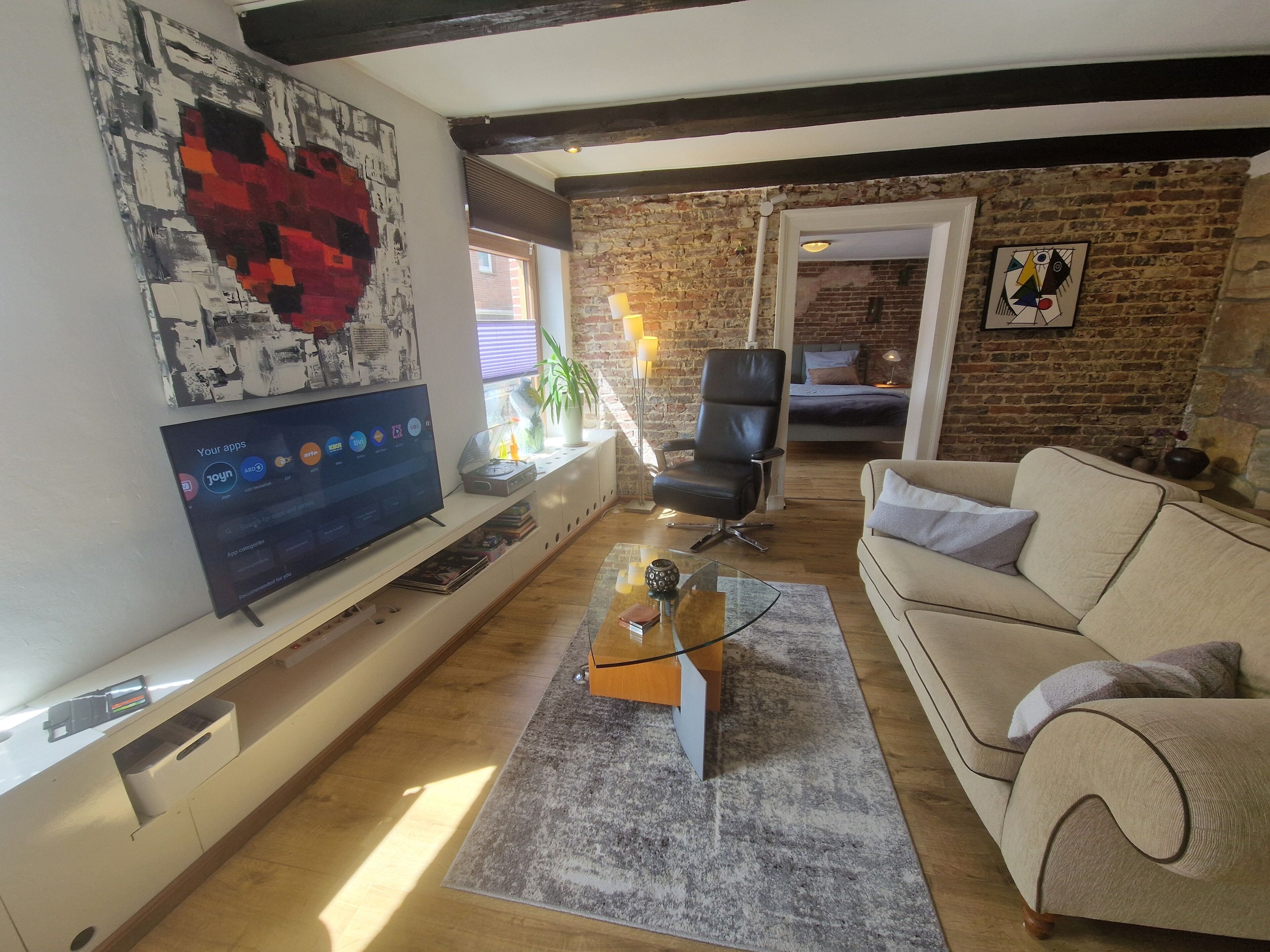 Een smart-tv, boeken en een stereo