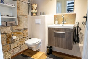 Douche, sèche-cheveux, serviettes fournies, savon