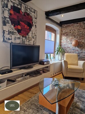 Smart-TV, Bücher, Stereoanlage