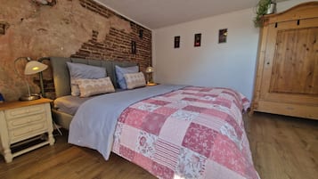 1 bedroom, desk, travel cot, free WiFi