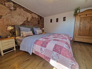 1 bedroom, desk, travel crib, free WiFi