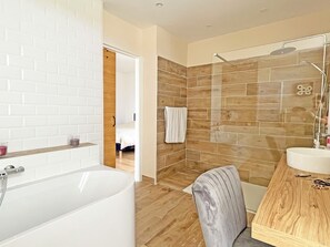Shower, hair dryer, bidet, towels - Typical Vendée house. For a peaceful, family-friendly stay! (Doix lès Fontaines)