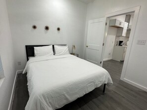 5 bedrooms, iron/ironing board, WiFi, bed sheets