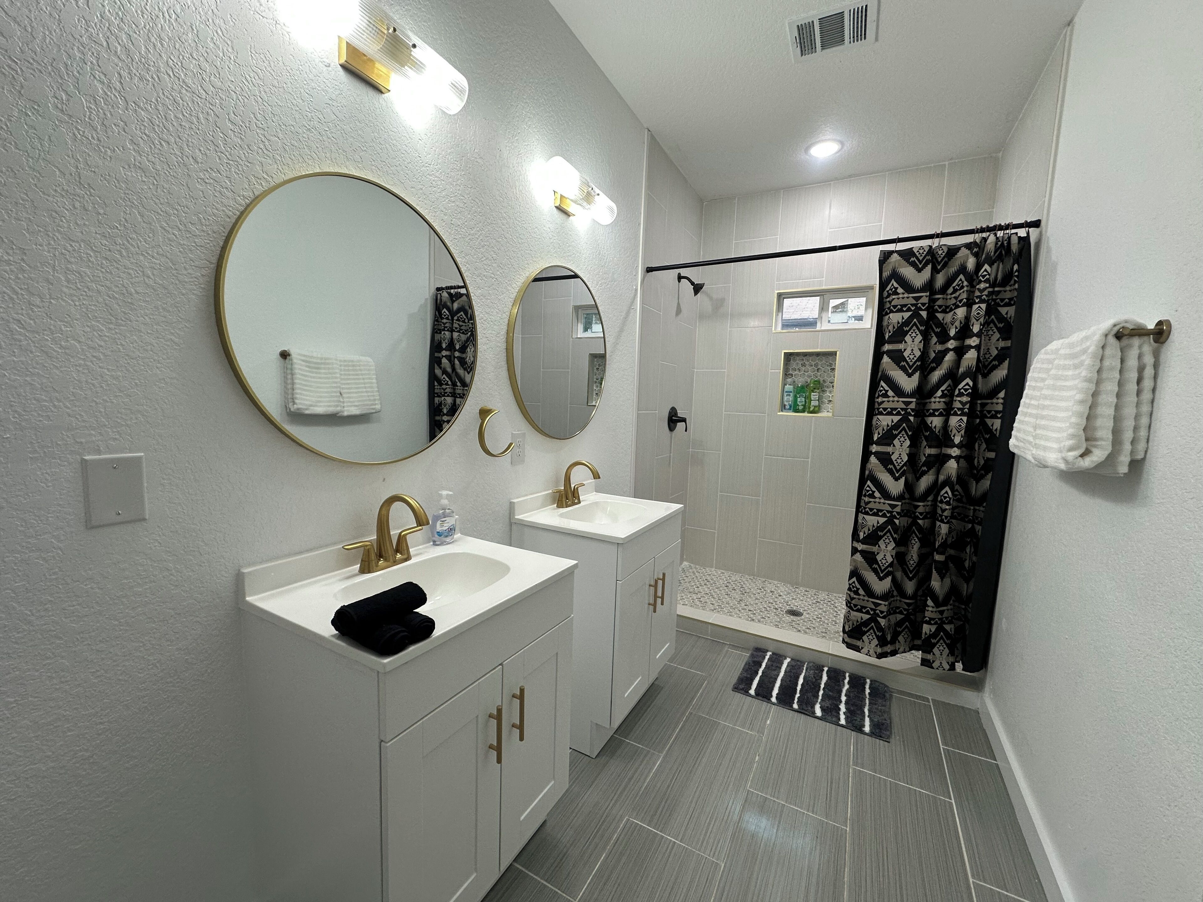 Douche, sèche-cheveux, serviettes fournies, savon