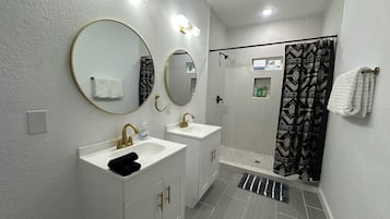 Douche, sĂšche-cheveux, serviettes fournies, savon