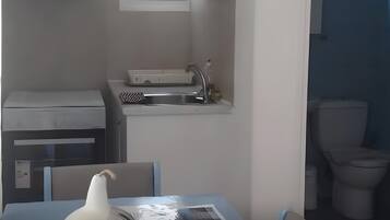 Kühlschrank, Ofen, Herdplatte, Wasserkocher mit Kaffee-/Teezubehör