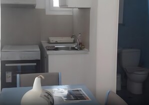 Fridge, stovetop, coffee/tea maker, electric kettle - Apartment 'See View 2' with Sea View, Wi-Fi, and Air Conditioning (Mykonos)